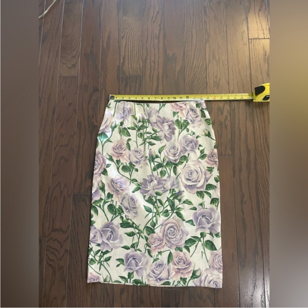 DOLCE & GABBANA SILK
STRETCH ROSE FLORAL PENCIL
SKIRT SIZE 44 - Picture 10 of 13